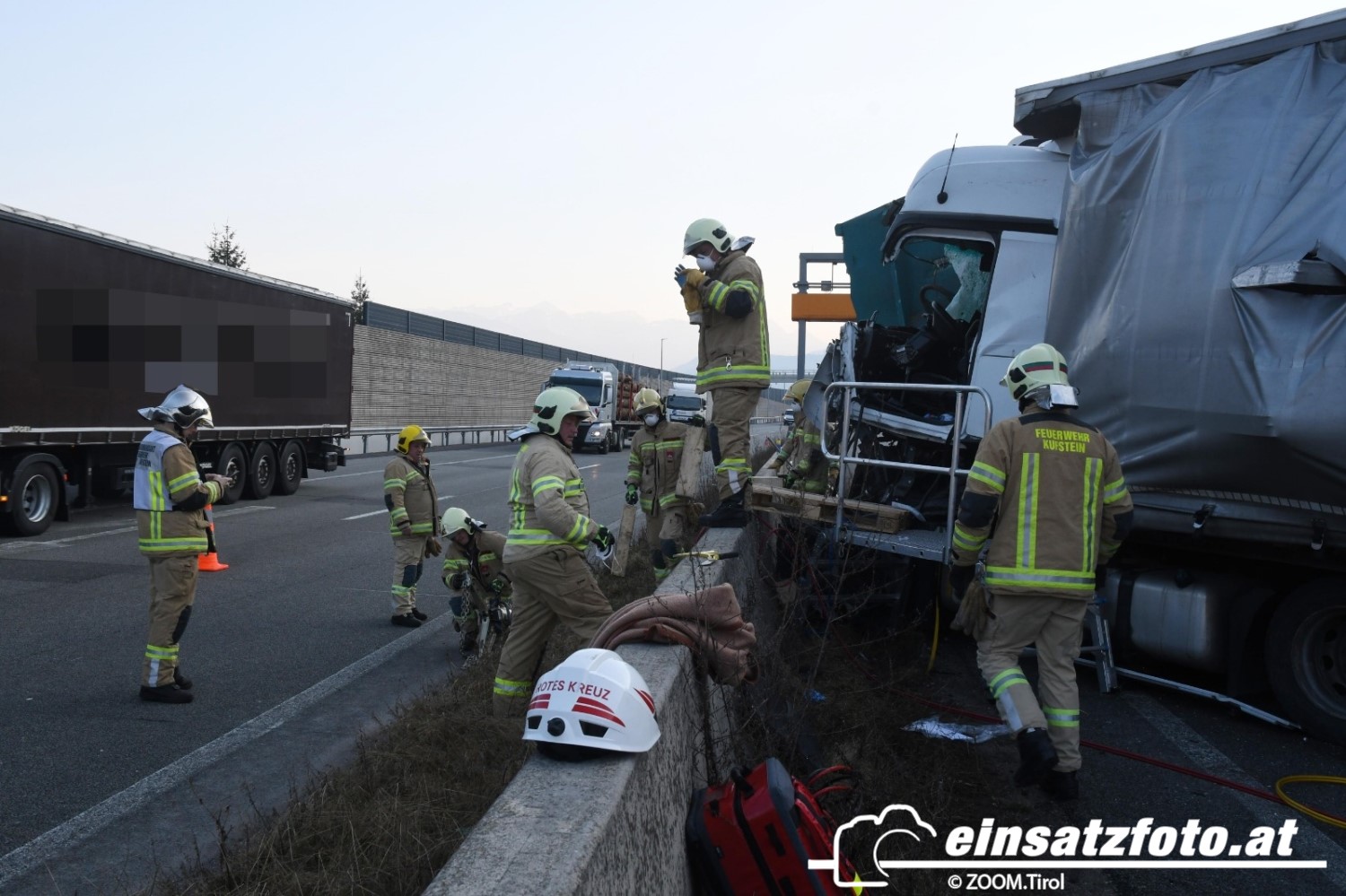Lenker nach schwerem LKW Unfall auf A12 eingeklemmt Ebbs einsatzfoto.at