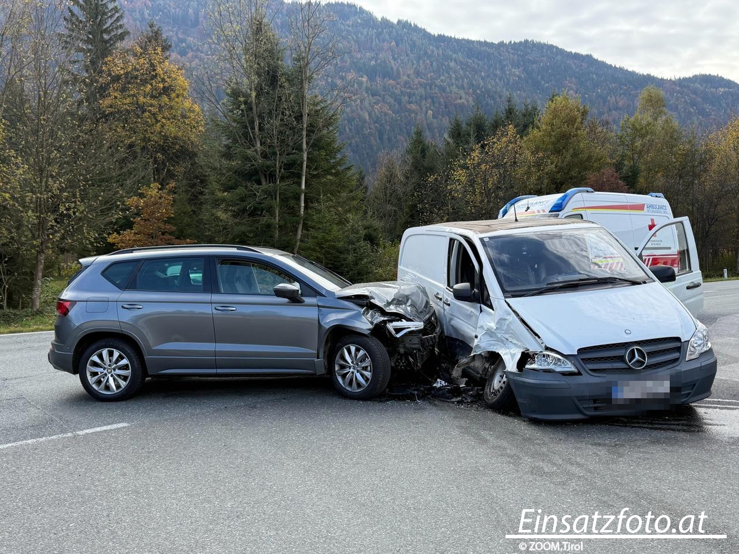 2 Verletzte bei Verkehrsunfall auf B171 in Radfeld – Einsatzfoto.at